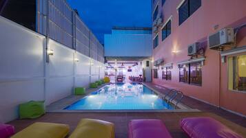 Piscine extérieure, chaises longues