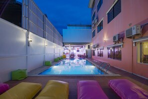 室外游泳池,09:00 至 22:00 开放,日光浴躺椅