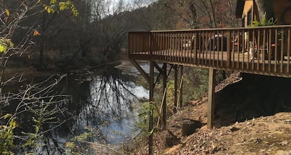 CHESTATEE RIVER CABIN is a prefect pet friendly get away close to Dahlonega