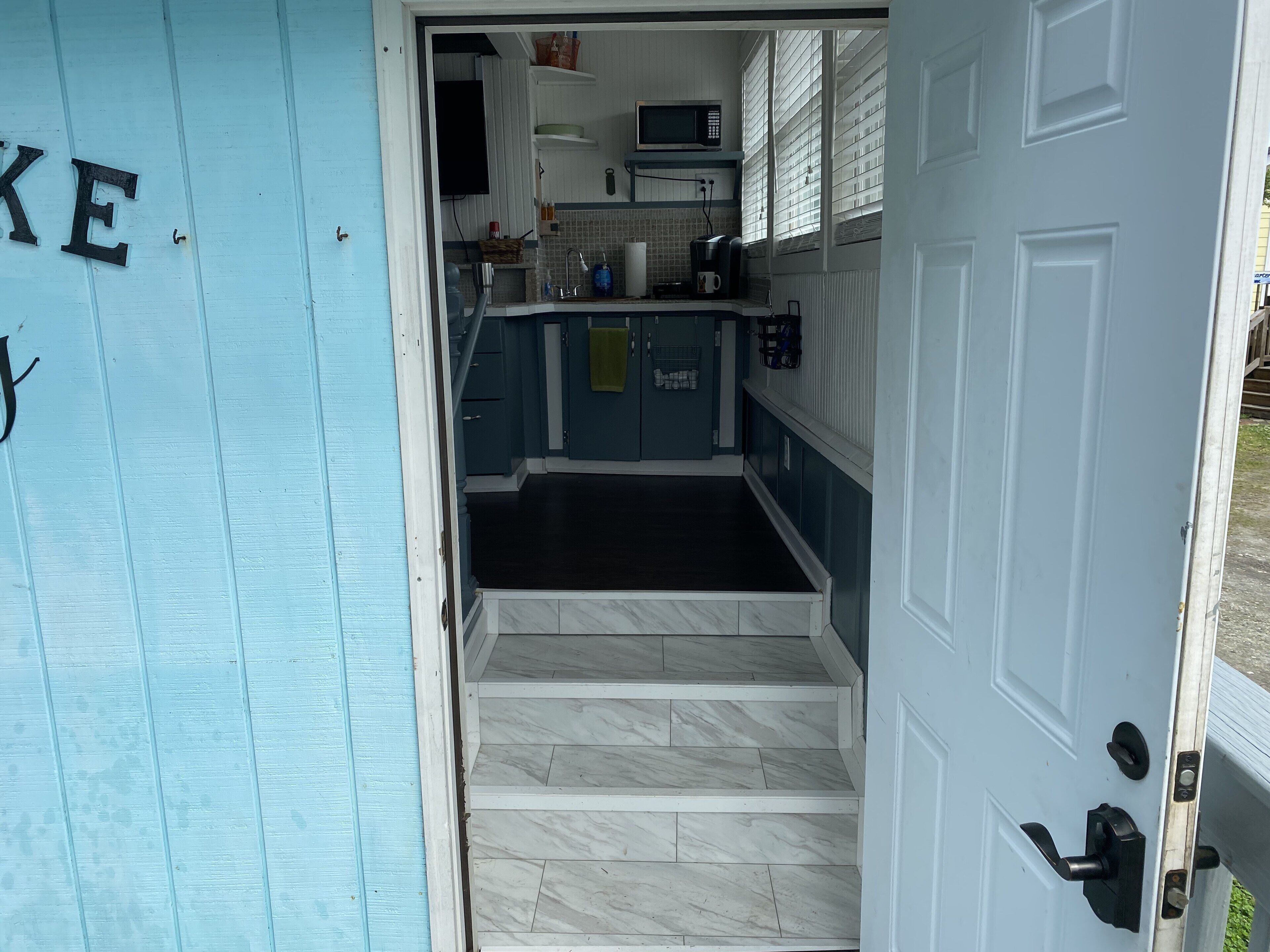 Réfrigérateur, micro-ondes, cafetière/bouilloire