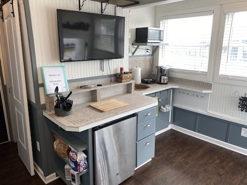 Cozy Island Cottage, centrally located in the Heart of the Village