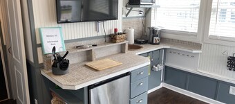 Cozy Island Cottage, centrally located in the Heart of the Village