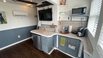 Frigorífico, microondas, cafetera o tetera y utensilios de cocina