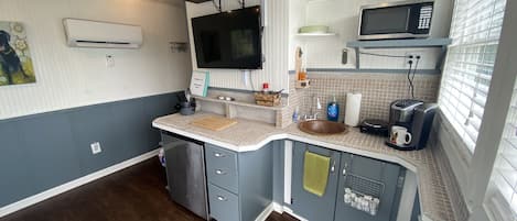 Refrigerador, microondas, cafetera y tetera y utensilios de cocina