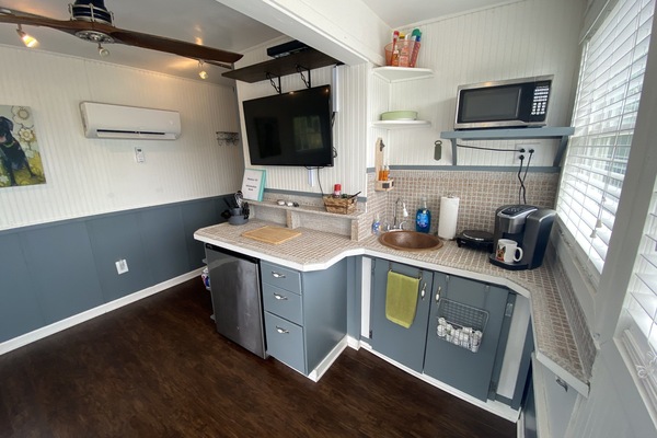 Réfrigérateur, micro-ondes, cafetiÚre/bouilloire