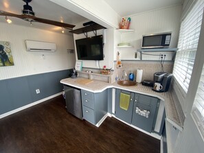 Réfrigérateur, micro-ondes, cafetière/bouilloire