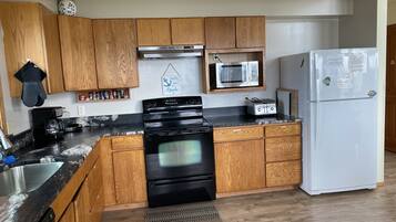 Frigorifero, microonde, forno, piano cottura