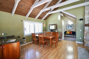 Dining - Perfectly located on the Mountain rd between Stowe village and Stowe Mountain (Stowe)