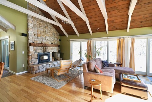 Perfectly located on the Mountain rd between Stowe village and Stowe Mountain