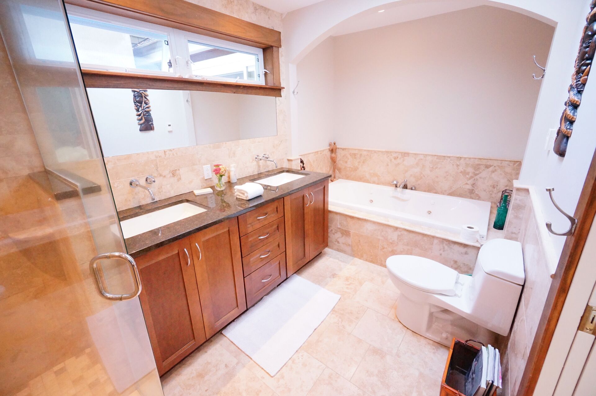 Une salle de bain moderne avec un double vasque, une baignoire et des toilettes.