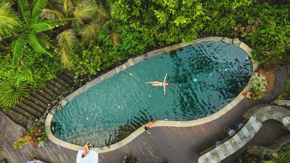 Piscine à débordement