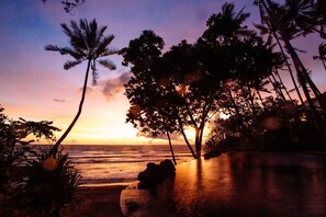 Sur la plage, chaise longue, serviettes de plage
