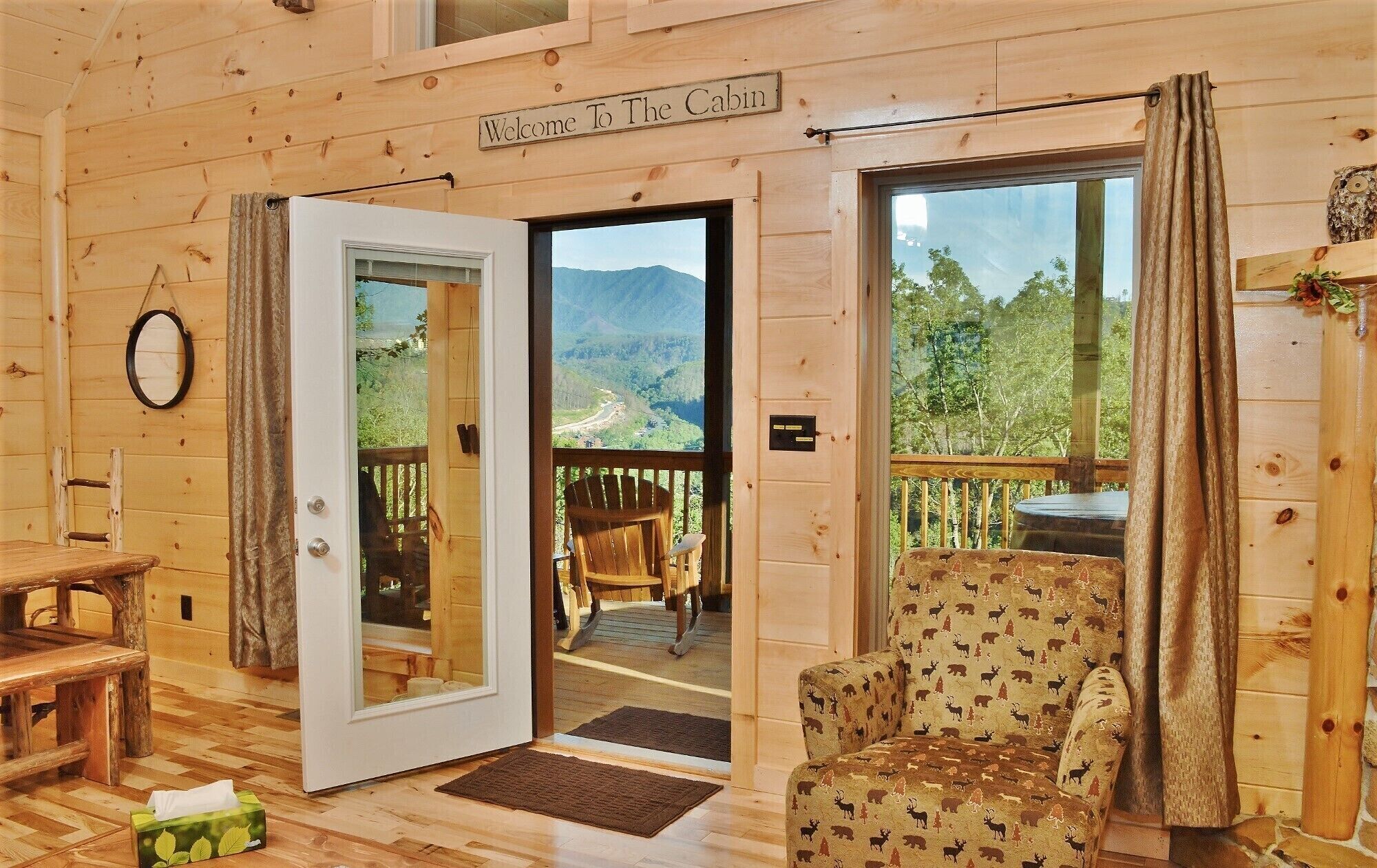 Smart TV, caminetto, libri, biblioteca musicale