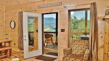 Smart TV, chimenea, libros y biblioteca musical