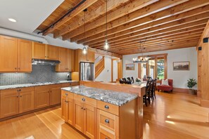 Fridge, microwave, oven, stovetop - Suncadia Retreat • Private half acre • Quiet Cul-de-Sac • Fire pit • Bikes (Cle Elum)