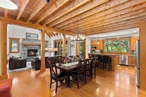 Dining - Suncadia Retreat • Private half acre • Quiet Cul-de-Sac • Fire pit • Bikes (Cle Elum)