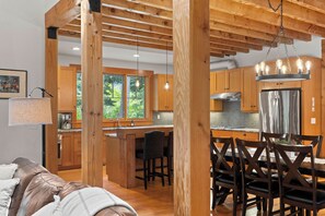 Interior - Suncadia Retreat • Private half acre • Quiet Cul-de-Sac • Fire pit • Bikes (Cle Elum)