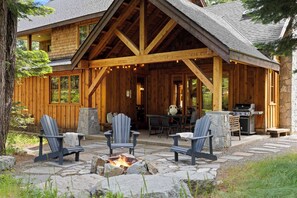 Outdoor dining - Suncadia Retreat • Private half acre • Quiet Cul-de-Sac • Fire pit • Bikes (Cle Elum)
