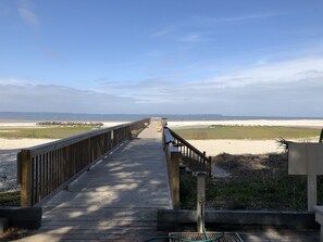 Beach nearby, sun-loungers - Indoor/outdoor pool 2 Bed 2 Bath 1st Level  short walk to beach sleeps up to 6 (Hilton Head Island)