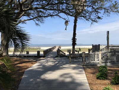 Indoor/outdoor pool 2 Bed 2 Bath 1st Level  short walk to beach. Smoking unit.