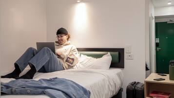 Quarto básico, 1 cama Queen, sem janelas (Interior Room) | Wi-Fi de cortesia, roupa de cama