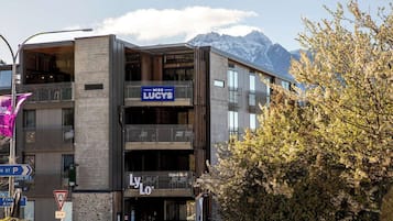 Un immeuble à plusieurs étages, sur lequel on peut lire les inscriptions « Miss Lucy's » et « Lylo ».