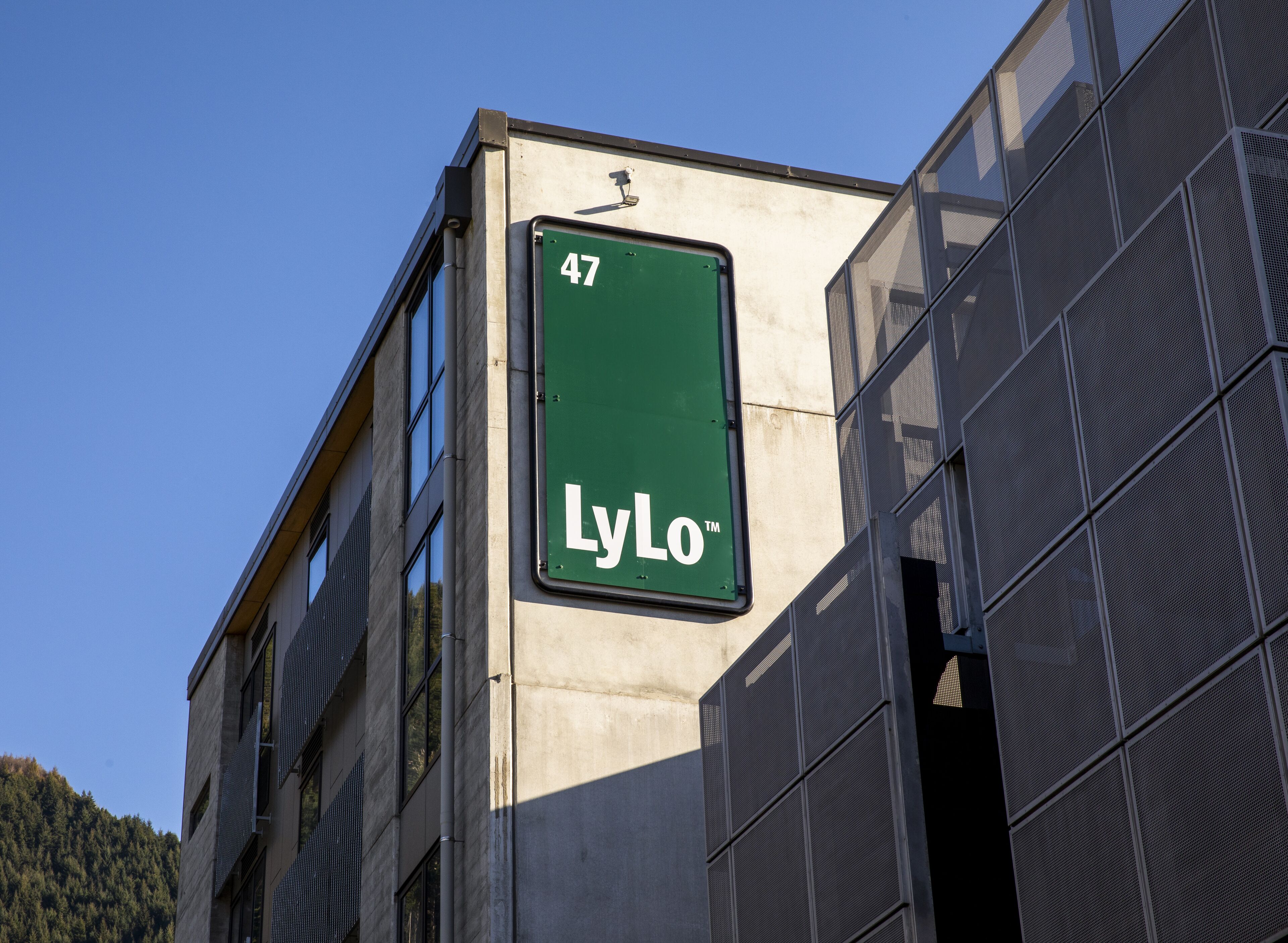 Ein Gebäude mit einer grünen Schilder, auf dem die Nummer 47 und der Name "LyLo" stehen.