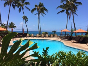 Een buitenzwembad en een verwarmd zwembad