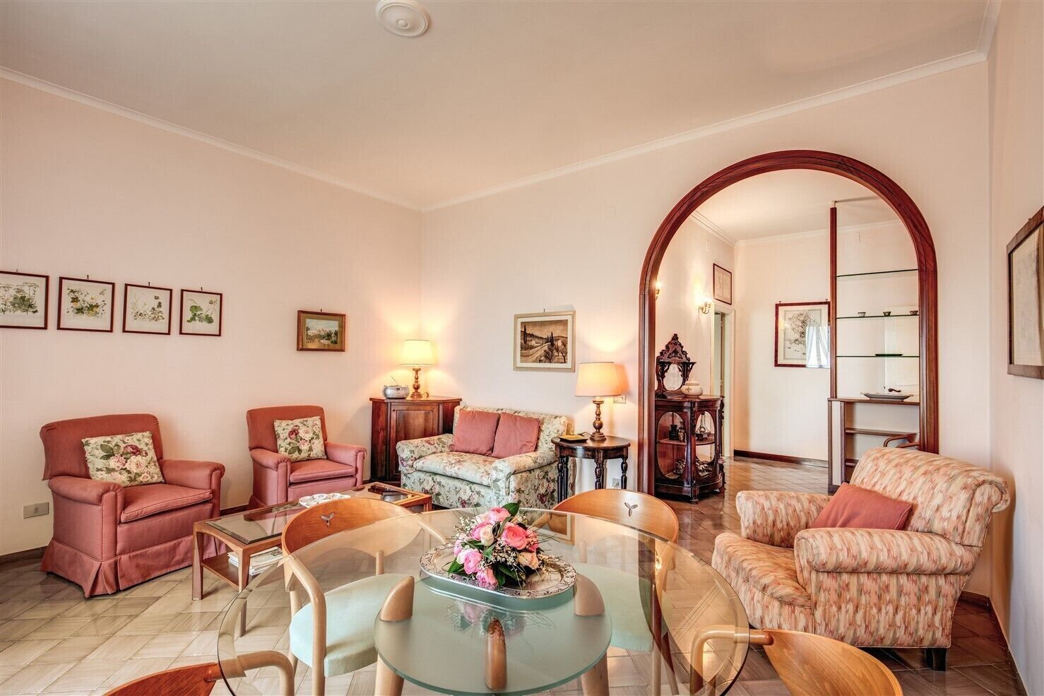 Televisión, reproductor de DVD, libros, estéreo