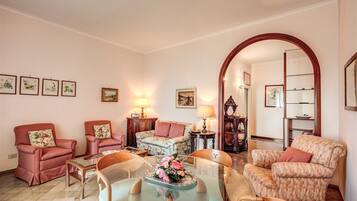 TV, lettore DVD, libri, impianto stereo