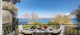 BEAUTIFUL APARTMENT IN WONDERFUL VILLA IN SORRENTO CENTER SEA FRONT