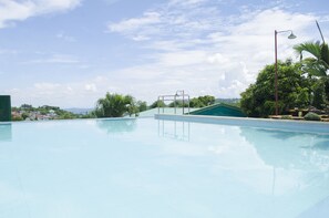 Kolam renang terbuka 