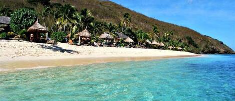 Privatstrand, weißer Sandstrand, Liegestühle, Sonnenschirme