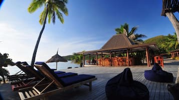 Bar junto a la alberca