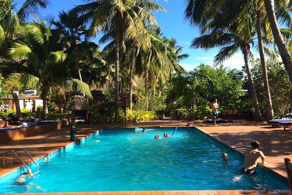 Açık yüzme havuzu, havuz şemsiyeleri, şezlonglar