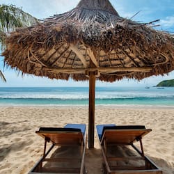 Plage privée, sable blanc, chaises longues, parasols