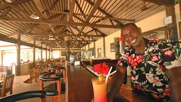 2 bars/lounges, beach bar