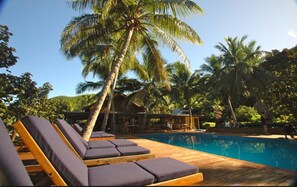 Outdoor pool, pool umbrellas, pool loungers - Octopus Resort (Waya Island)