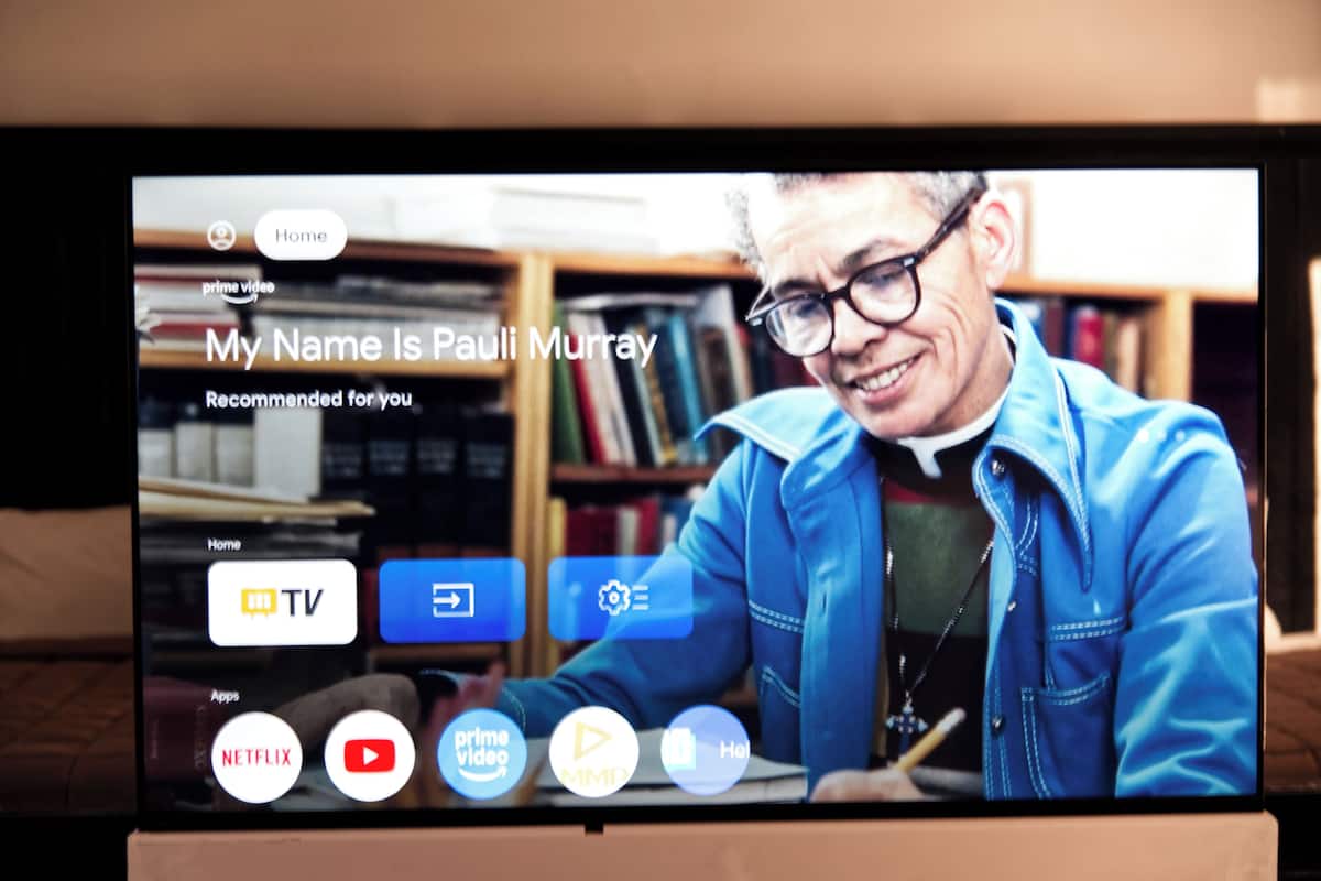 Una pantalla de televisión mostrando la introducción de un programa con una persona con una chaqueta azul.
