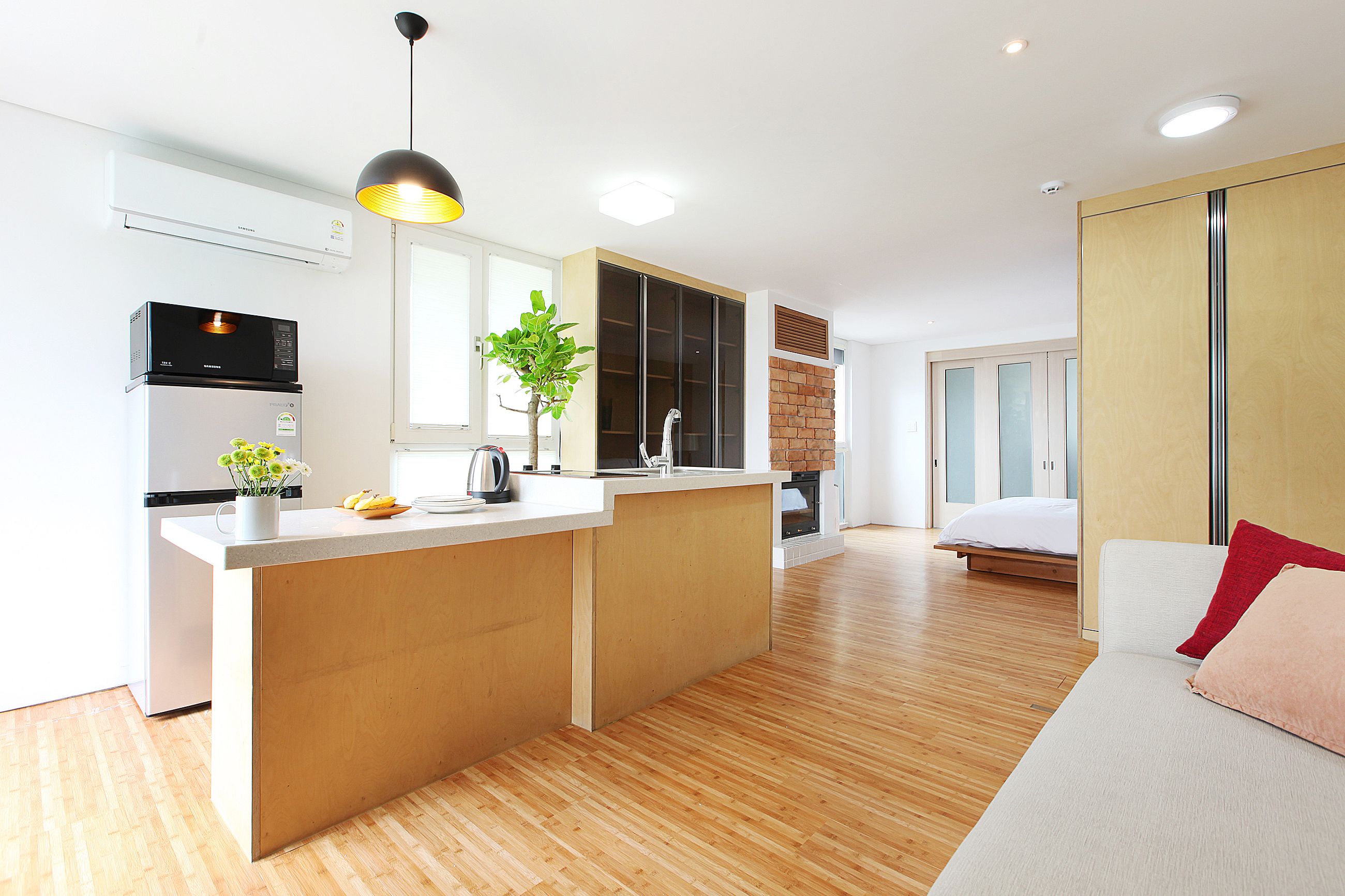 Frigorifero, microonde, piano cottura, risottiera