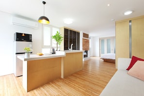 Refrigerador, microondas, parrilla de estufa y arrocera