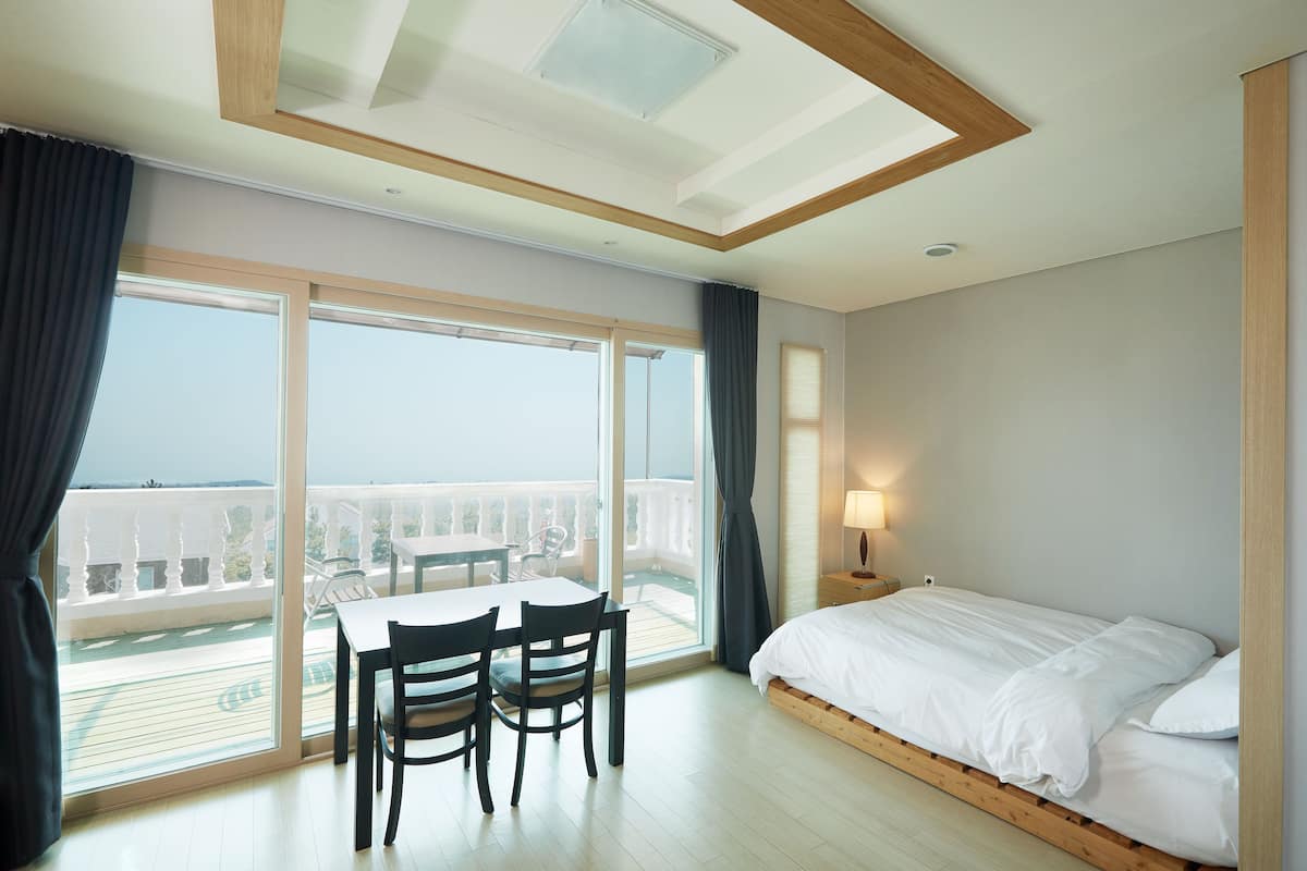 Superior Single Room | Living area | Flat-screen TV
