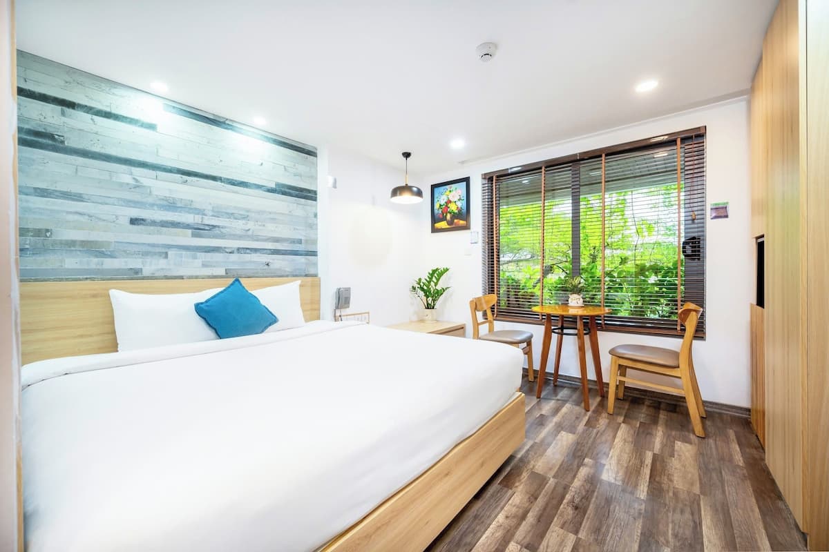 superior studio | 1 bedroom, minibar, in-room safe, desk