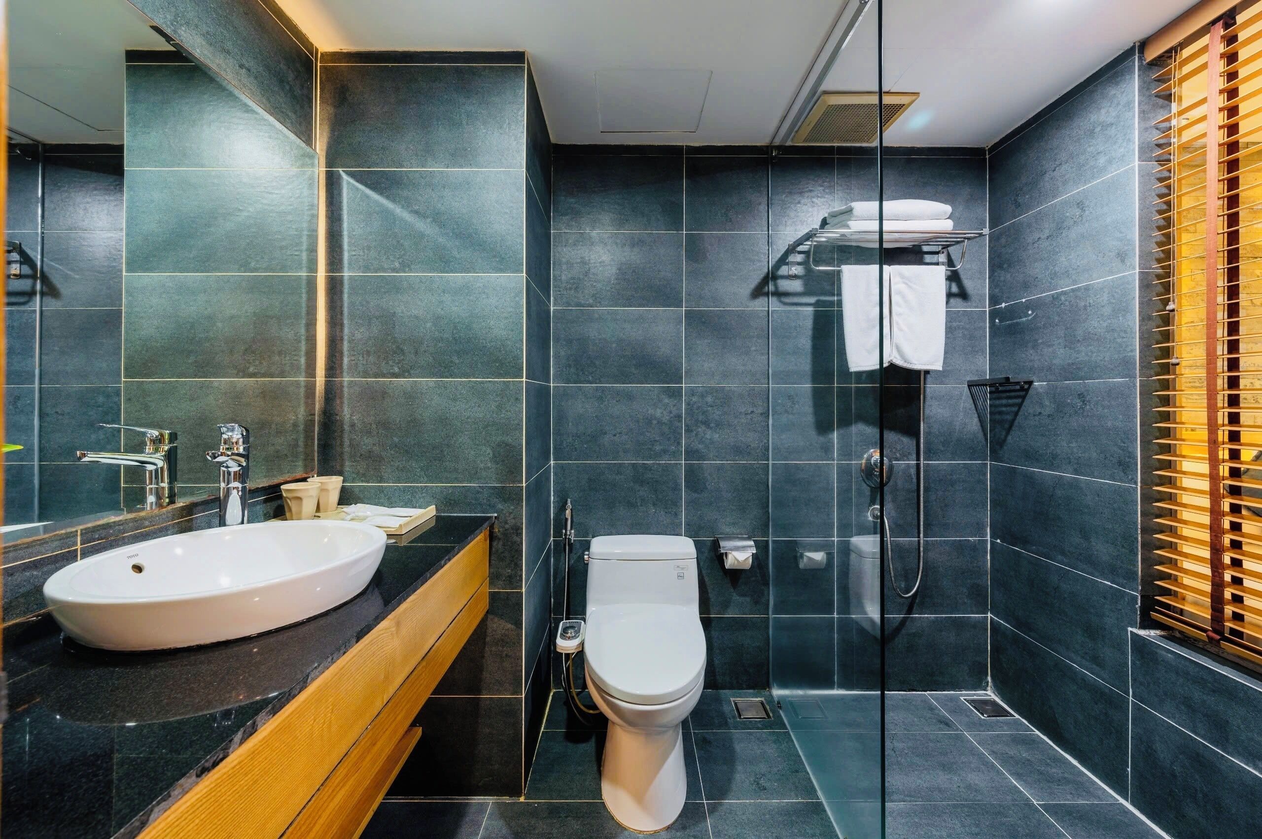 deluxe studio | bathroom | shower, rainfall showerhead, free toiletries, hair dryer