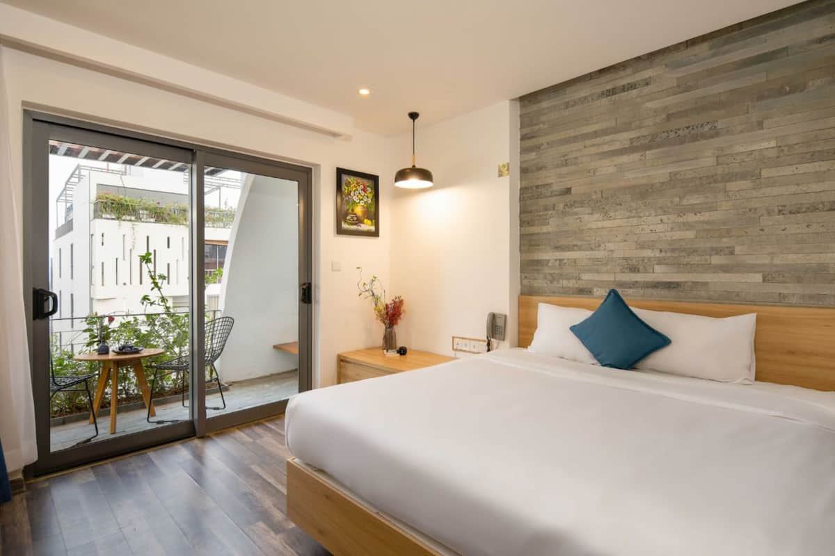 deluxe studio | 1 bedroom, minibar, in-room safe, desk