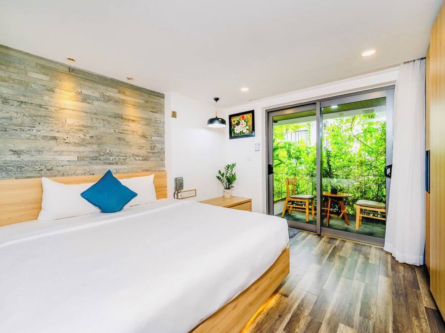 Studio – deluxe | Safe på rommet, skrivebord, blendingsgardiner og wi-fi (inkludert)