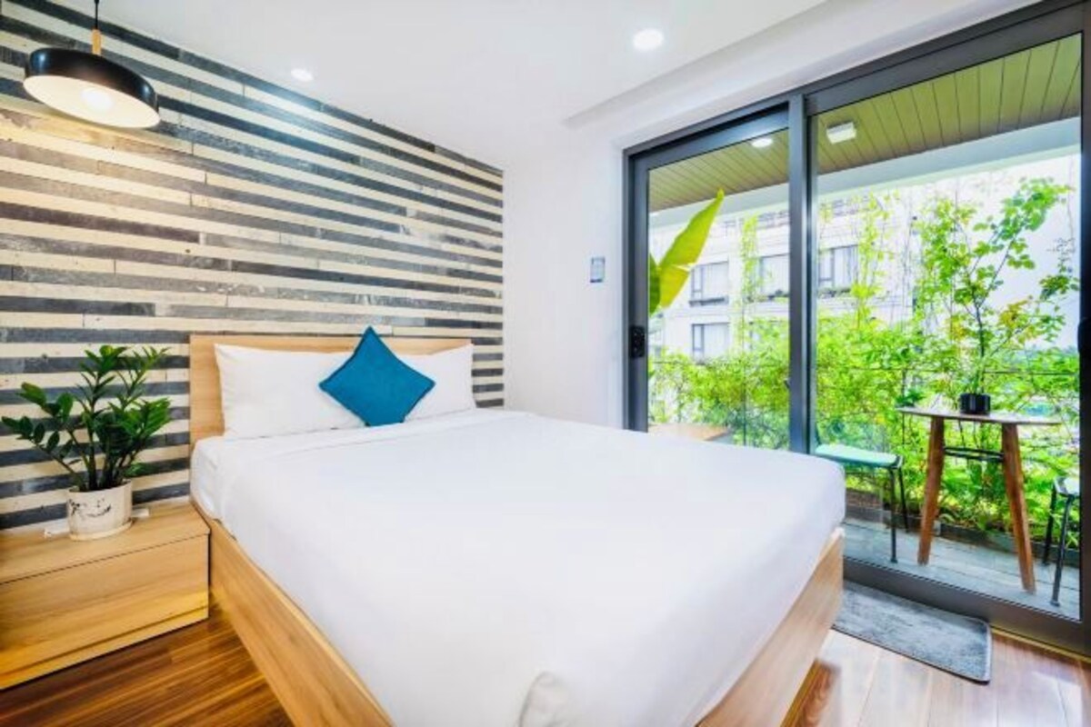 In-room safe, desk, blackout drapes, WiFi (free)