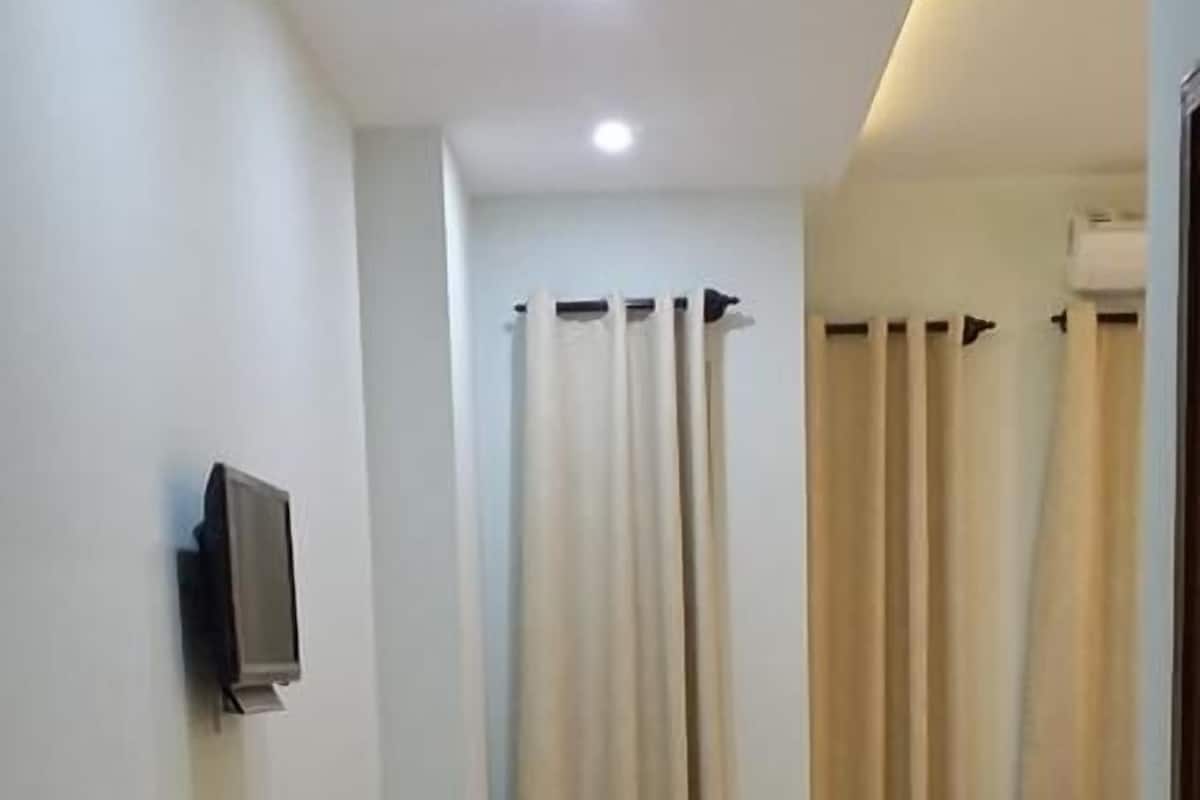 Minibar, desk, soundproofing, free WiFi