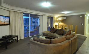 Family Apartment, 3 Bedrooms, 2 Bathrooms, Beach View | Ruang tamu | 38 inci televisyen skrin rata dengan digital, TV 