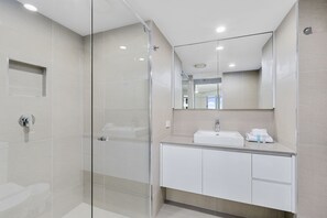 Apartamento executivo, 3 quartos, 2 banheiros, vista para o oceano | Banheiro | Banheira e chuveiro separados, secador de cabelo, toalhas de banho 